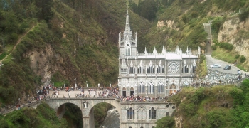 https://arquimedia.s3.amazonaws.com/51/noticias/colombia-santuario-de-las-lajas-02jpg.JPG